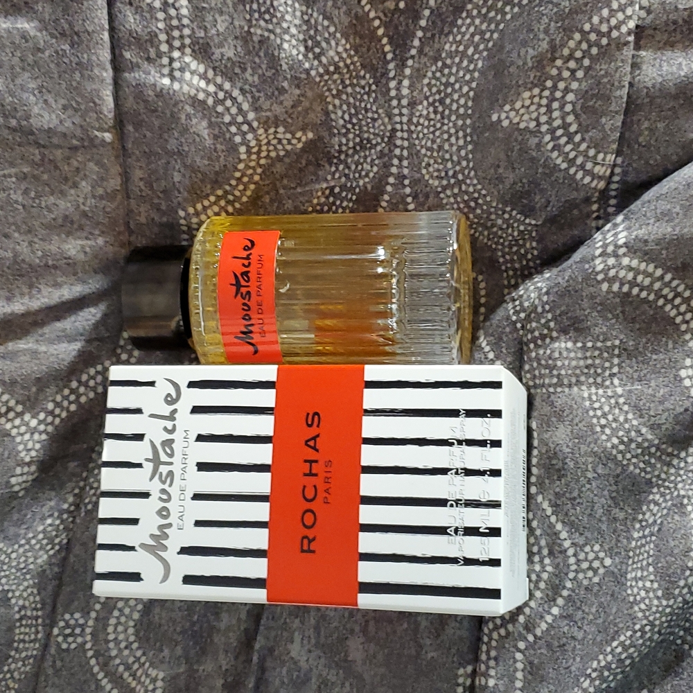 COPY - Rochas moustache